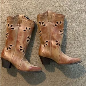 Dingo boots offers a soft and made of Leather